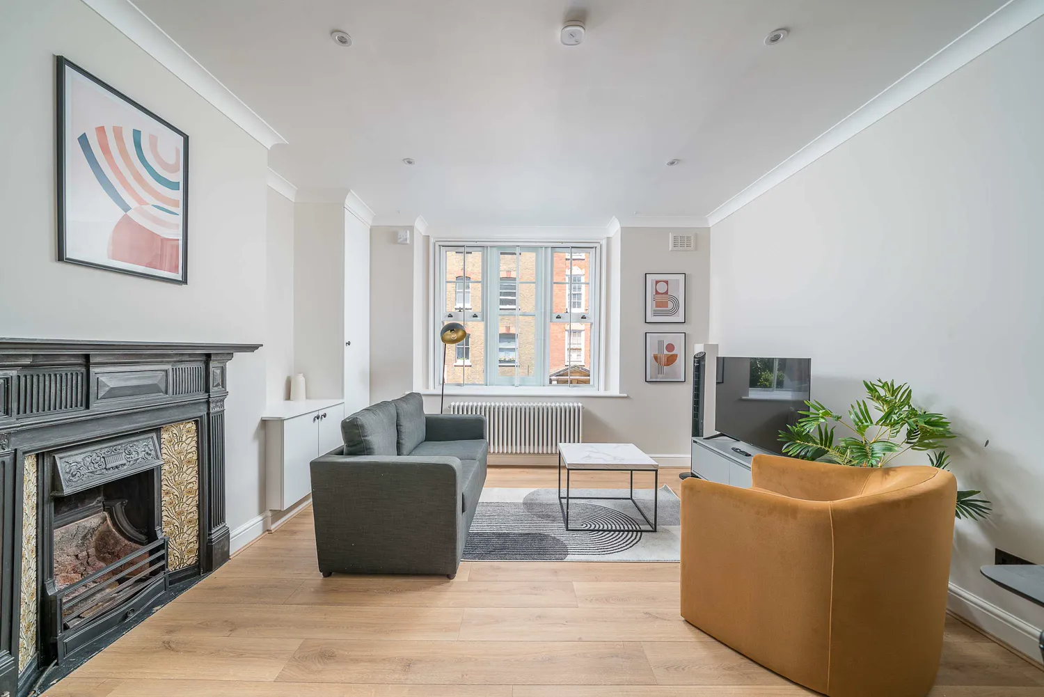 Bright One-Bedroom Apartment 5