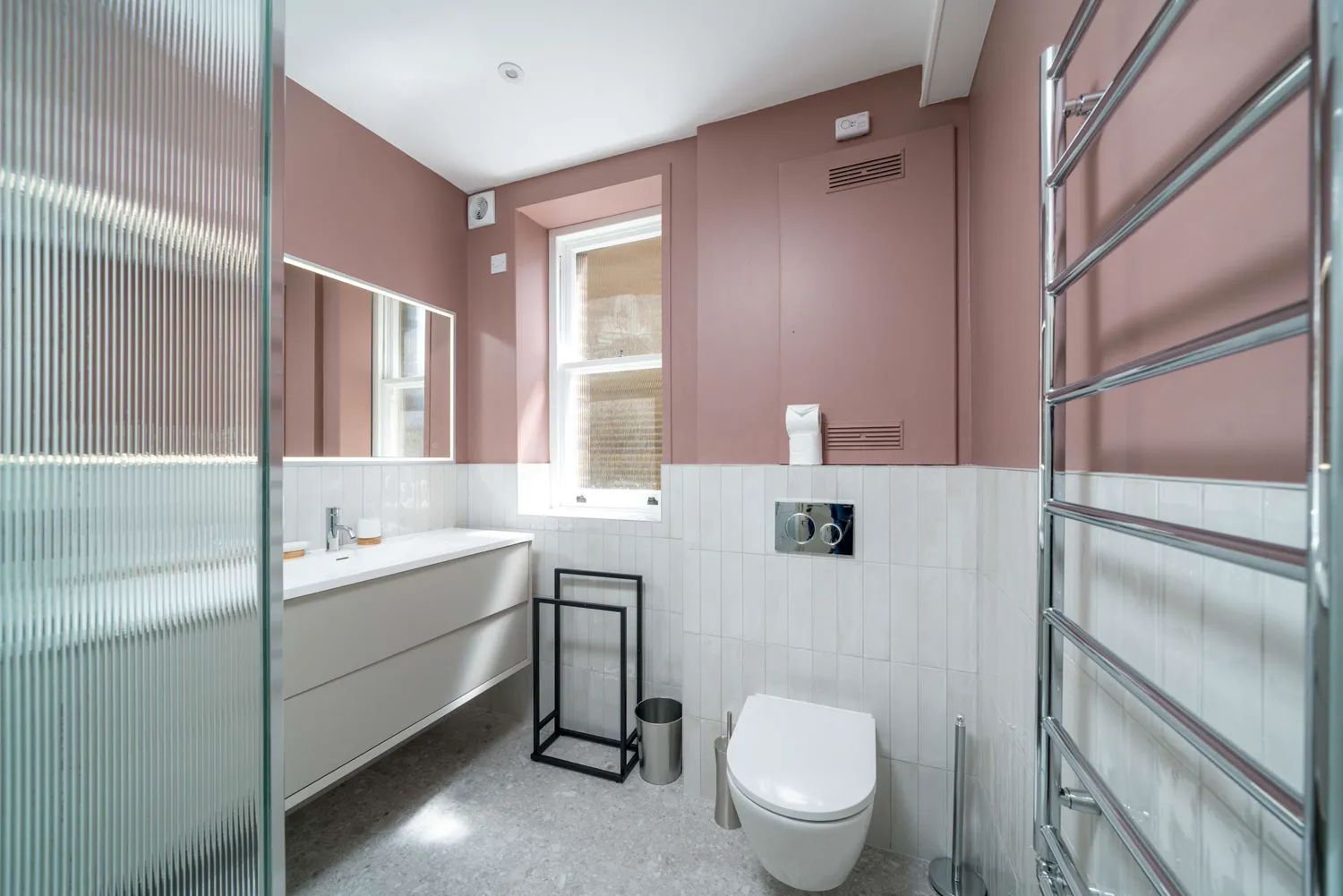 Chic Two-Bedroom Apartment 4