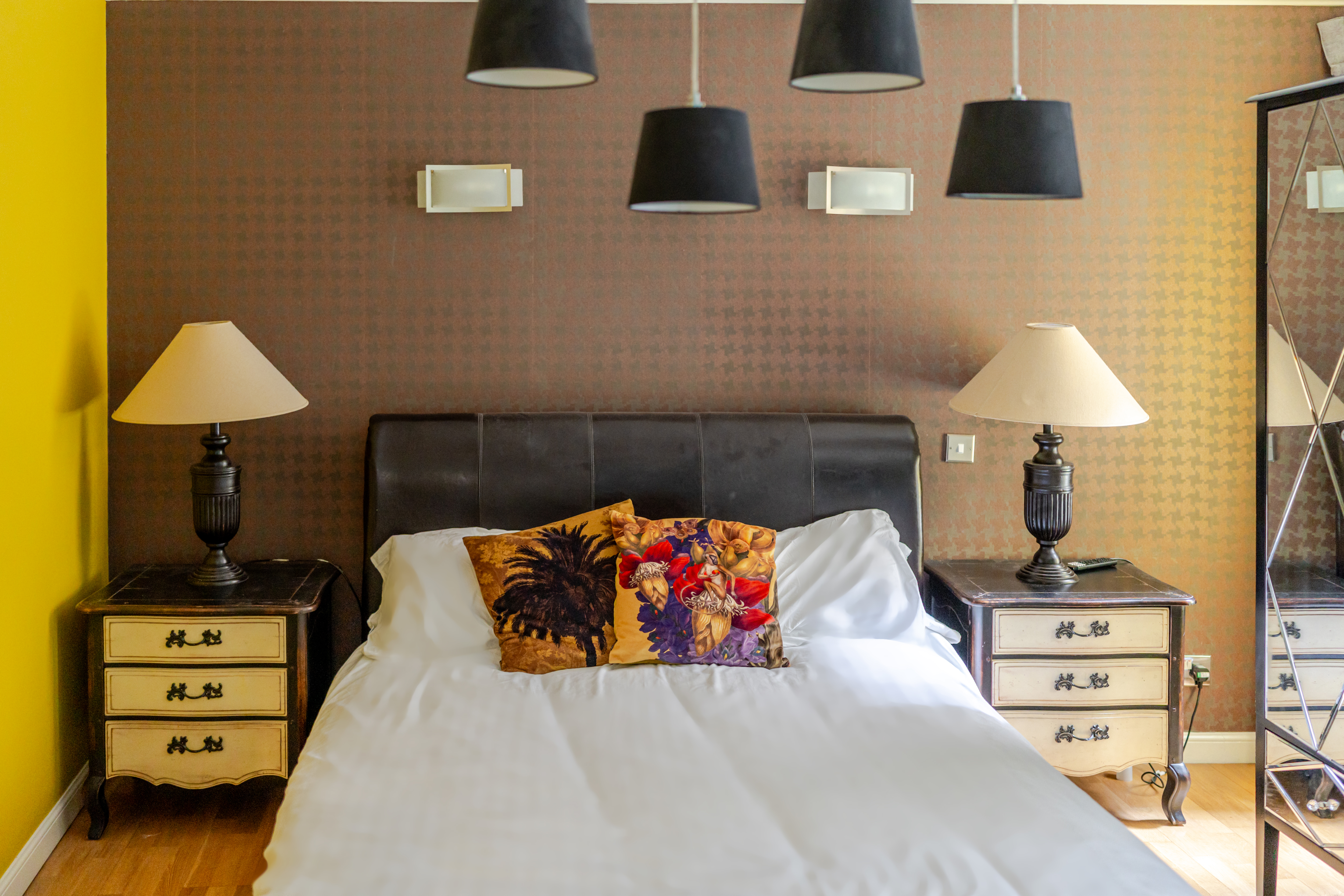 Royal Mile Apartments suite