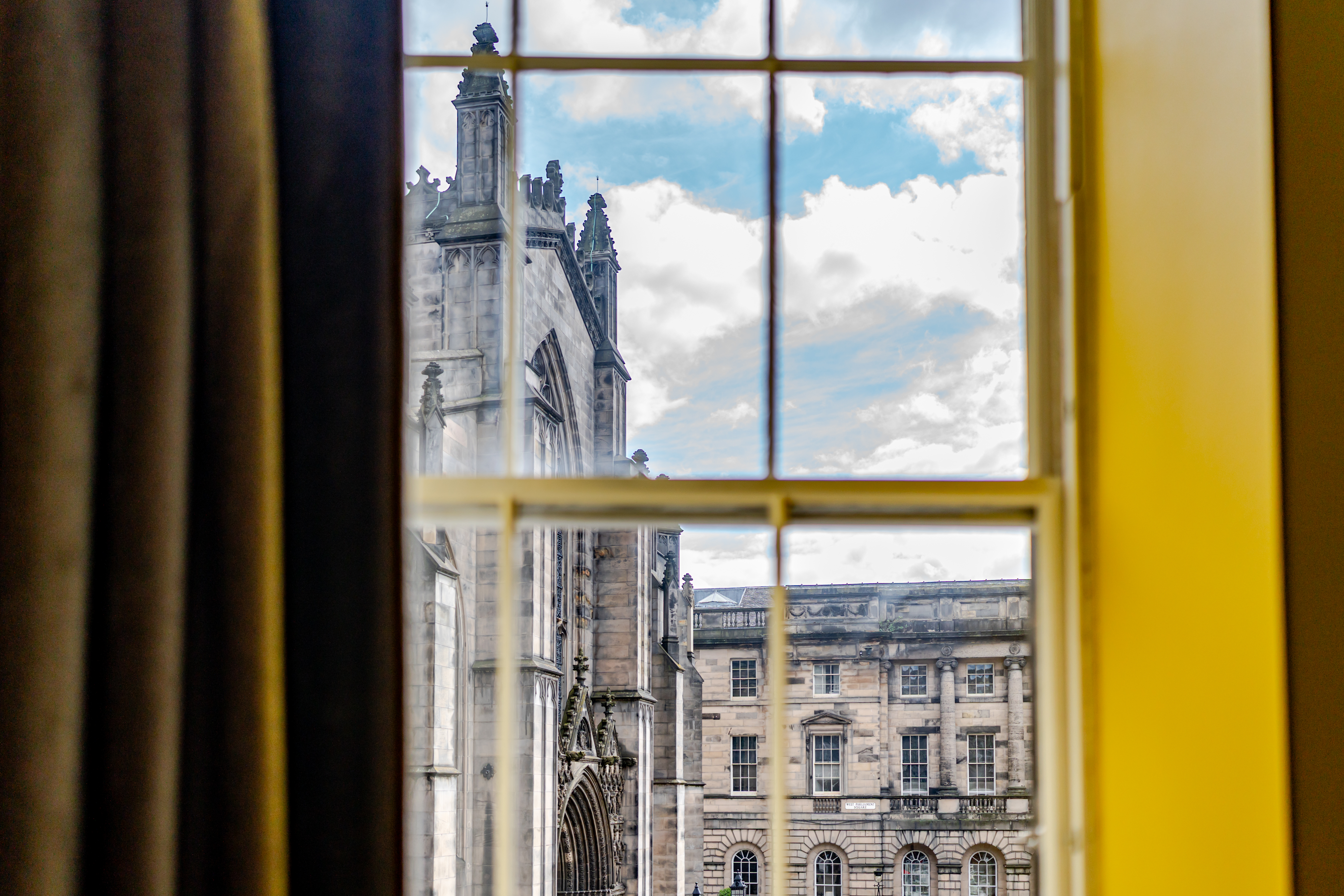 Royal Mile Apartments room
