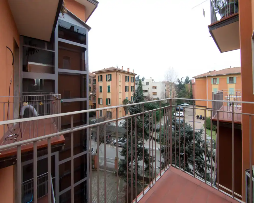 Balcon offrant une vue sur une cour résidentielle calme et les immeubles voisins — parfait pour un café matinal ou un coin extérieur détente.