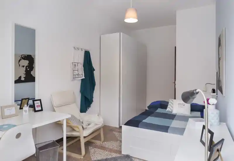 Camera da letto singola, luminosa e ordinata con letto ben rifatto, armadio e una piccola scrivania — ideale per un soggiorno confortevole.