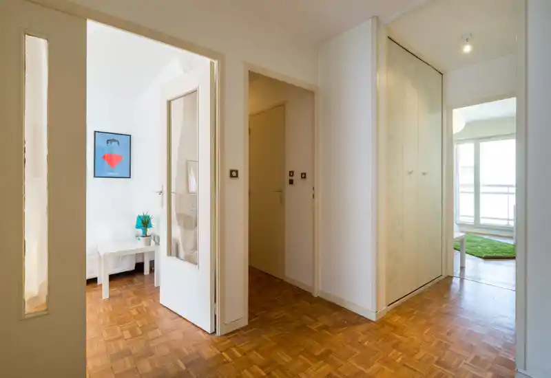 Ingresso/corridoio luminoso e ben tenuto con pavimento in parquet, armadio a muro e vista sulle stanze adiacenti. Buona luce naturale e arredo neutro lo rendono accogliente.
