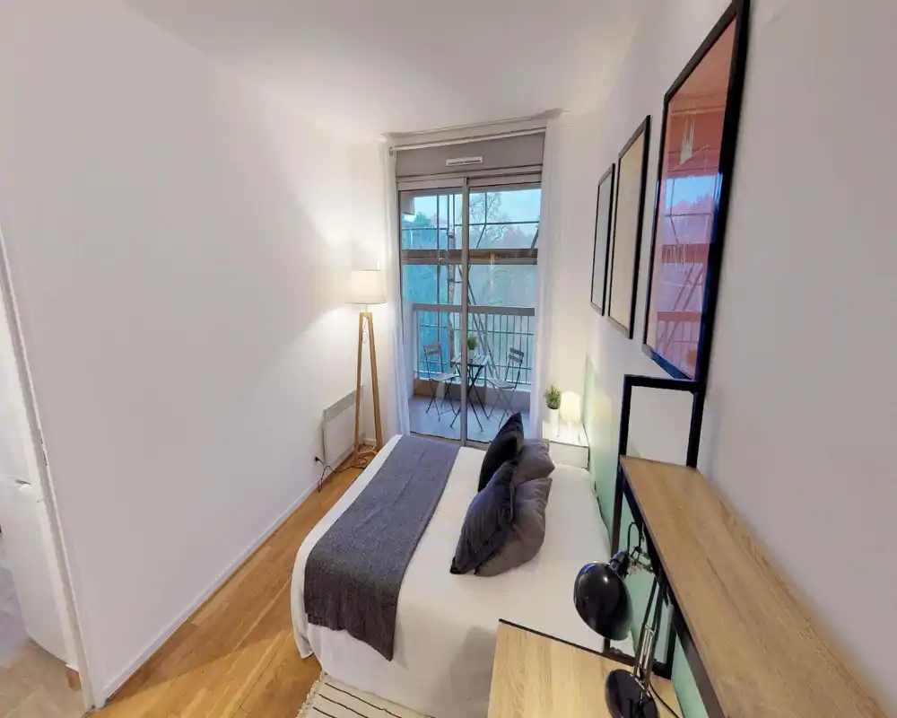 Camera da letto moderna e luminosa con letto matrimoniale ben rifatto, lampade da comodino e un piccolo balcone con vista sugli alberi — linee pulite e tessuti morbidi per un’atmosfera rilassante.