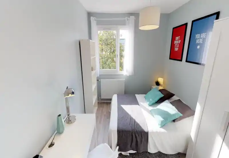 Camera da letto luminosa e compatta con letto matrimoniale in biancheria bianca, cuscini turchesi e runner scuro; la luce naturale dalla finestra e l’arredamento minimale creano un’atmosfera moderna e rilassante.