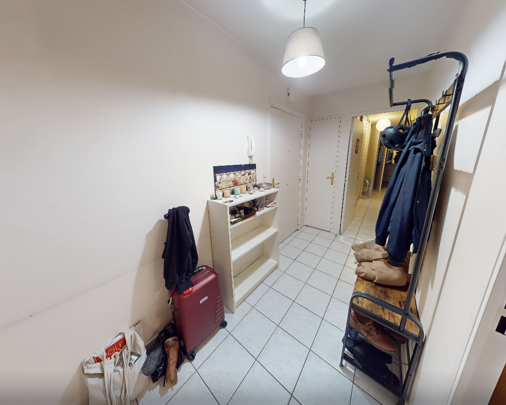 Entrée lumineuse carrelée avec porte-manteau, rangement pour chaussures et petite étagère — espace pratique pour l’arrivée avec suspension lumineuse.