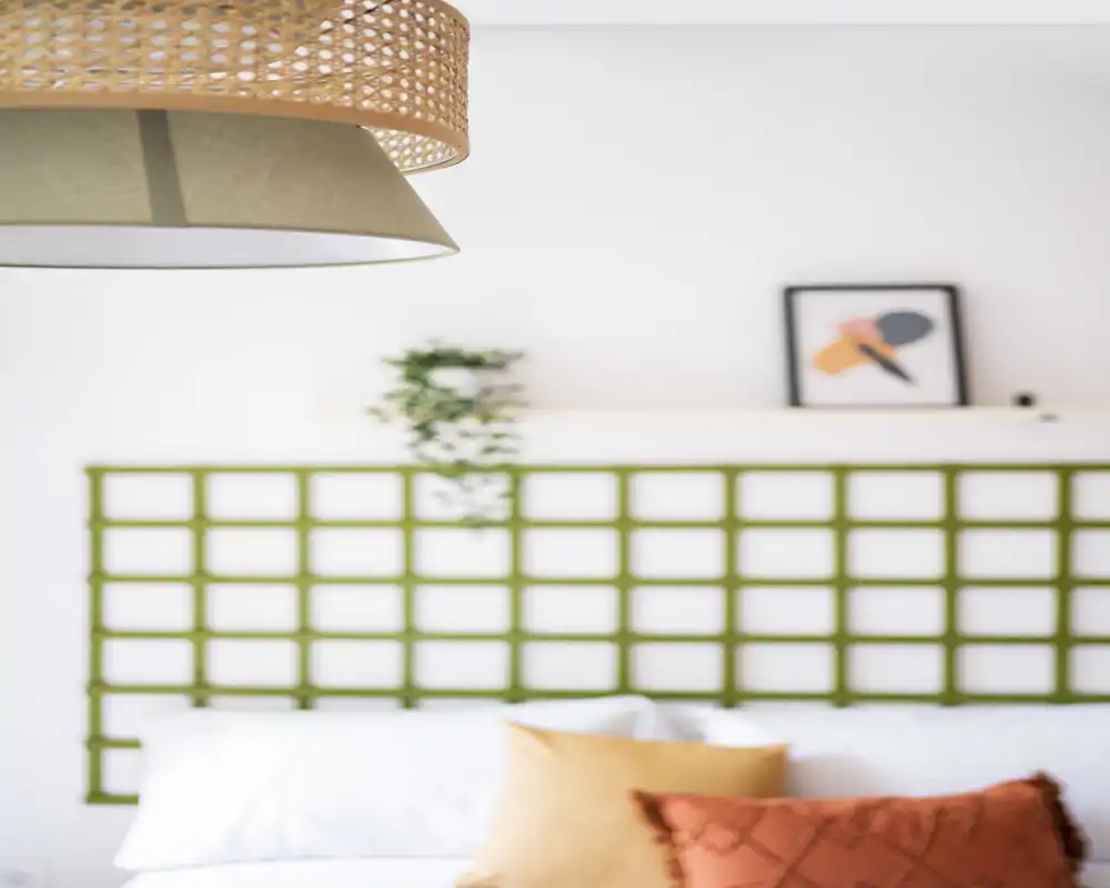 Chambre lumineuse et soignée avec tête de lit visible, oreillers et coussins chaleureux; ambiance accueillante et bien éclairée, idéale pour une annonce locative.
