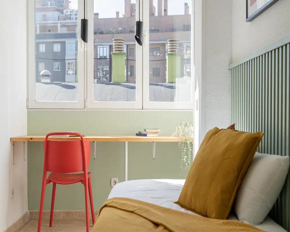 No se puede clasificar: la imagen está dañada con franjas verdes intensas y artefactos que ocultan muebles y detalles de la habitación.