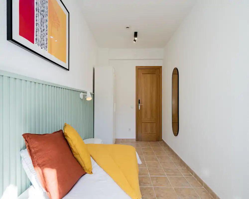 La imagen está corrupta y la mayoría de los detalles visuales están oscurecidos por fuertes bandas horizontales verdes; no se puede determinar el tipo de habitación.