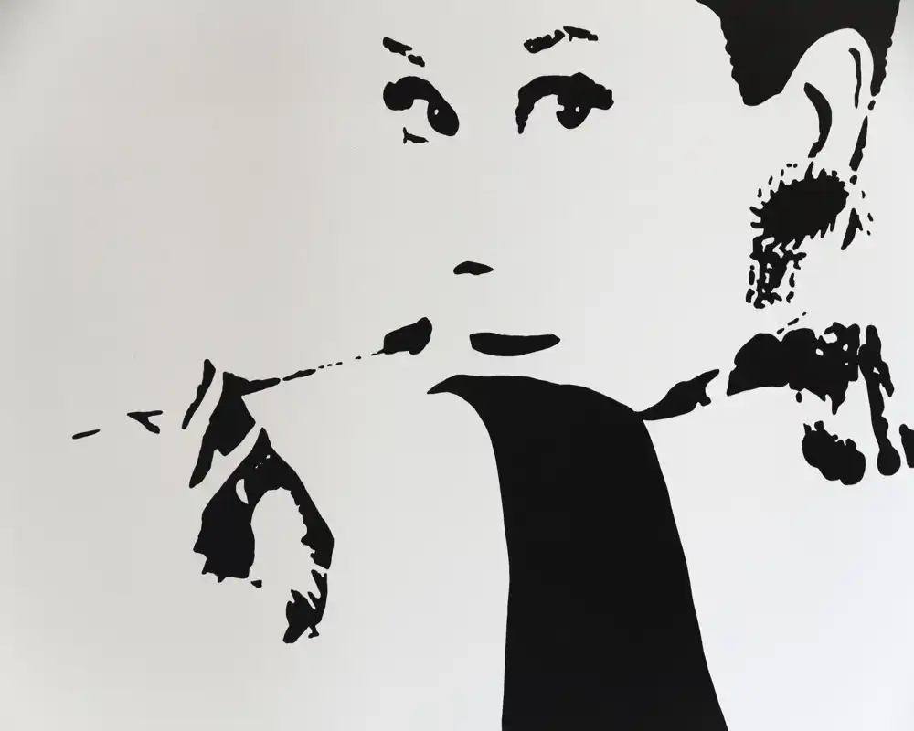 Opera d'arte grafica in bianco e nero su parete; non sono visibili elementi che identifichino una stanza.