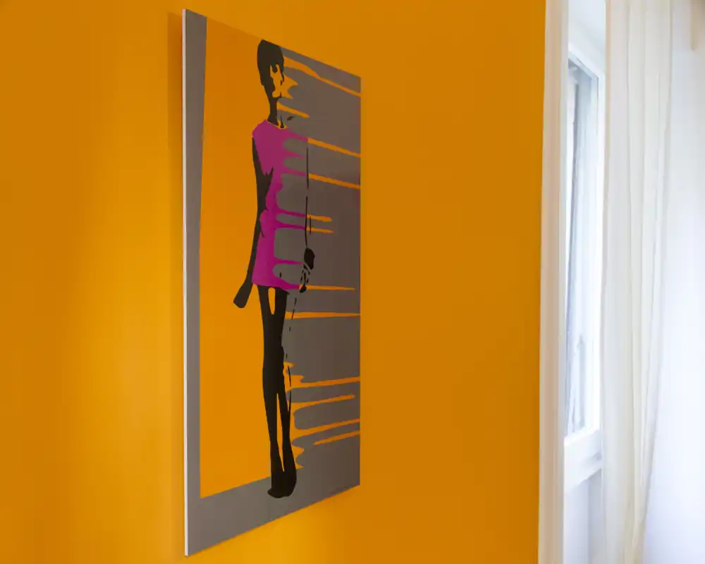 Plano cercano de una pared interior de color naranja brillante con una pintura contemporánea de figura y un vislumbre de una ventana con cortinas blancas. La foto destaca el color de la pared y la obra de arte, no la función de la habitación.