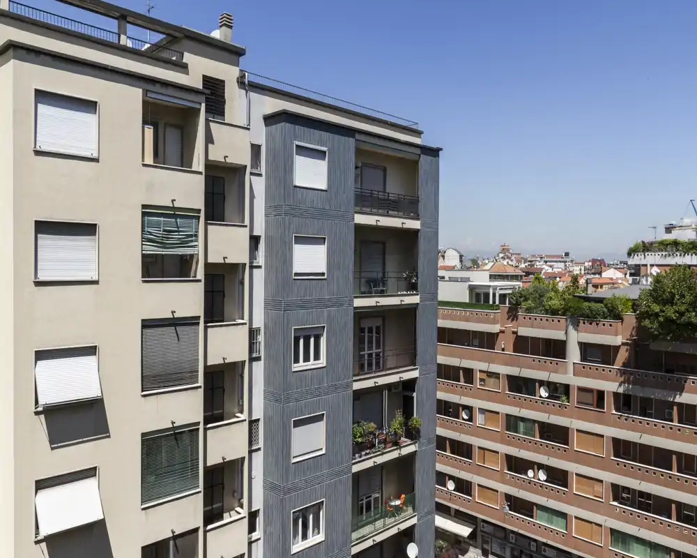 Vista esterna di palazzi residenziali e balconi sotto un cielo terso — utile per mostrare la facciata dell’edificio e il contesto del quartiere.