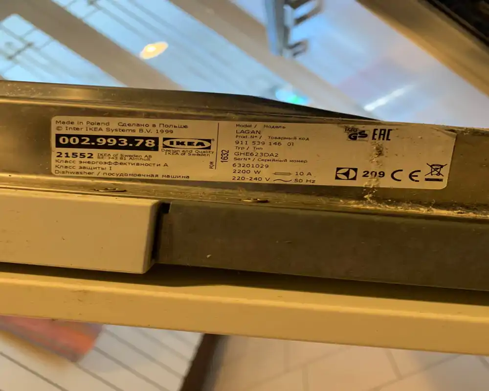 Immagine corrotta: i dati visivi sono fortemente distorti e non mostrano una stanza riconoscibile. La foto sembra danneggiata e sono visibili solo frammenti di etichette e motivi.