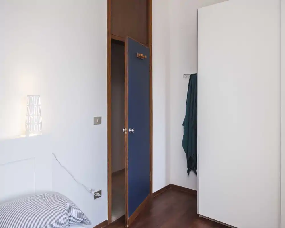 No se puede clasificar la habitación con fiabilidad debido a la grave corrupción de la imagen y artefactos visuales que ocultan los muebles y la distribución.
