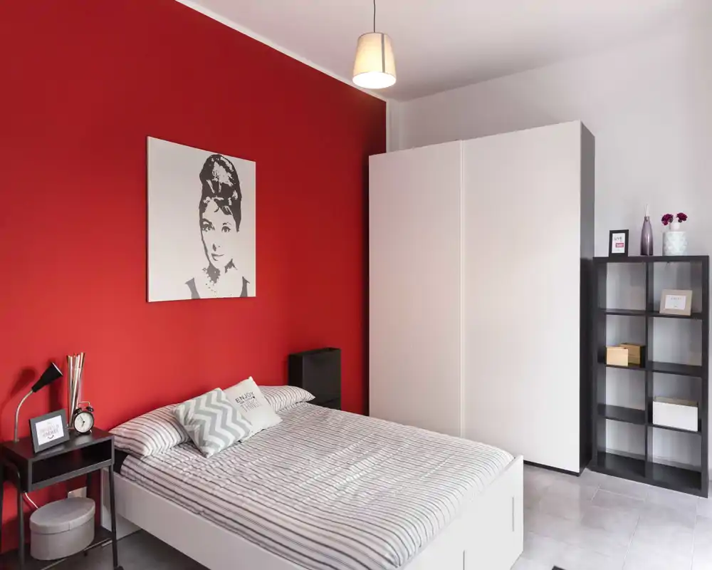 Imagen corrupta con bandas verdes intensas y ruido visual significativo; los elementos de la habitación no son identificables con fiabilidad, no se puede determinar el tipo de espacio.