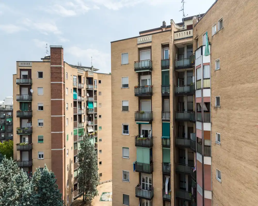 Vista esterna di palazzi residenziali con numerosi balconi e tende: utile per mostrare la facciata e gli aspetti esterni dell'immobile.