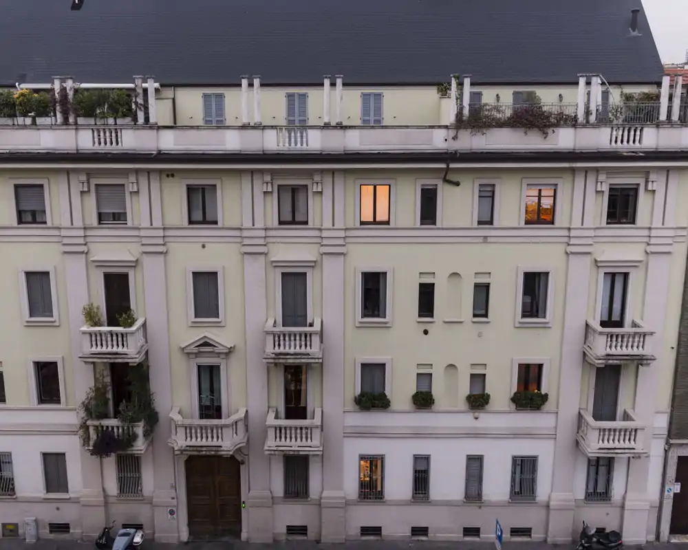 Facciata esterna di un edificio residenziale con balconi e finestre; l'immagine mostra l'esterno dell'edificio, non una stanza interna.
