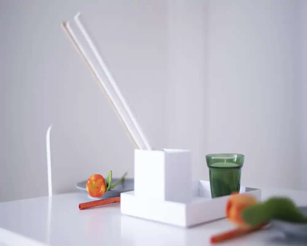 Vigneta minimalista sobre la mesa del comedor con bandeja decorativa, vaso y tulipanes sobre una superficie blanca y luminosa—ideal para mostrar el estilismo de la mesa.