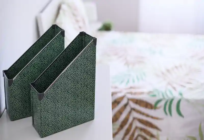 Camera da letto luminosa e arredamento morbido con copripiumino decorato e un piano notte con portaoggetti; l'immagine mette in evidenza un'area notte accogliente e ben illuminata, perfetta per annunci.