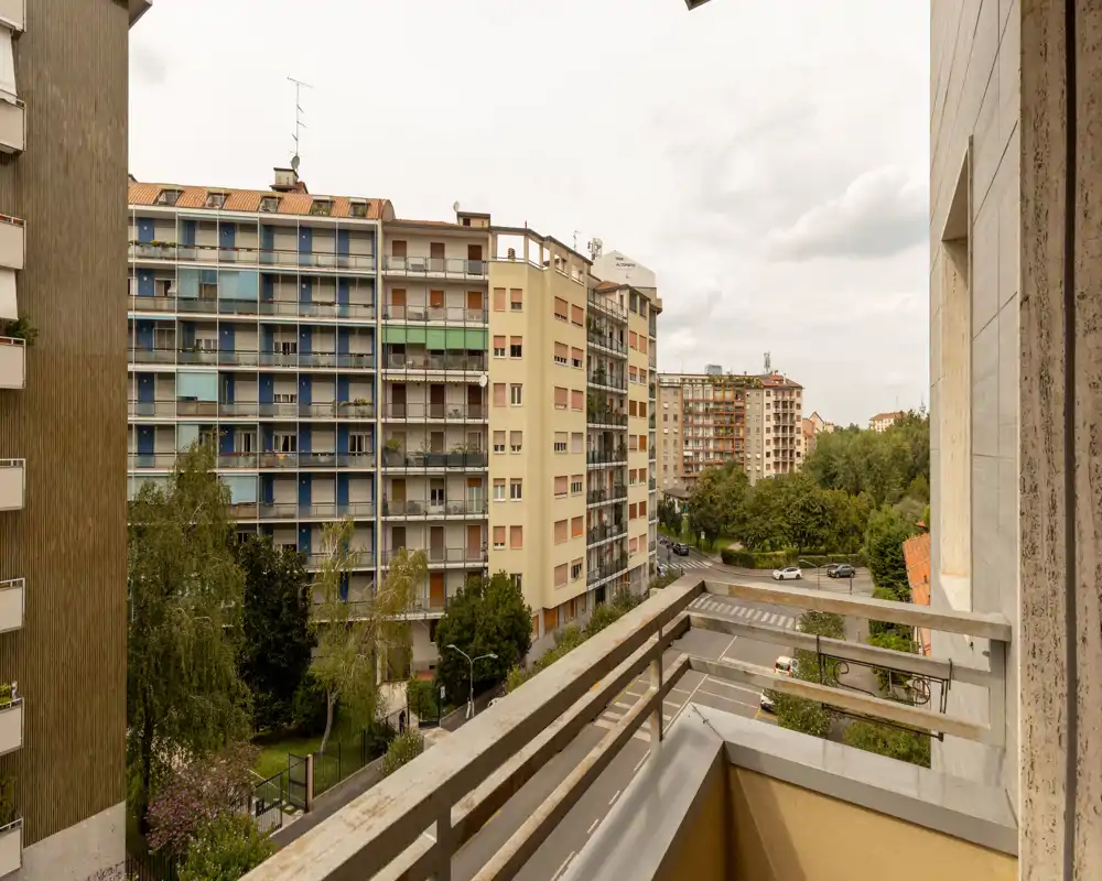 Balcón con vistas a edificios residenciales y zonas verdes — ideal para tomar café por la mañana o relajarse al aire libre.