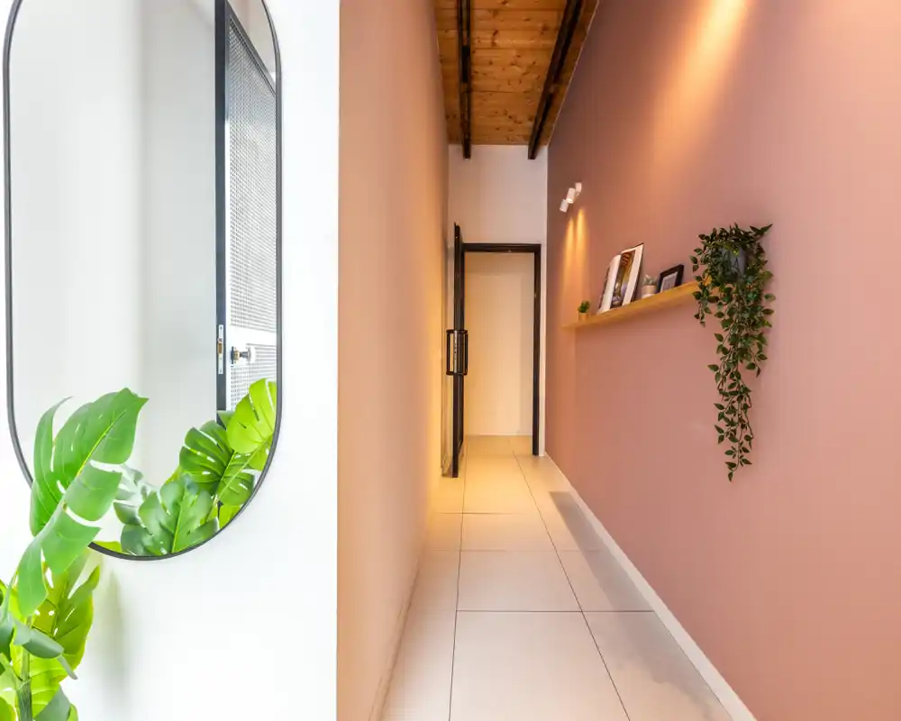 Ingresso/corridoio moderno e luminoso con soffitto in legno, mensola decorativa e specchio — uno spazio d'ingresso accogliente.