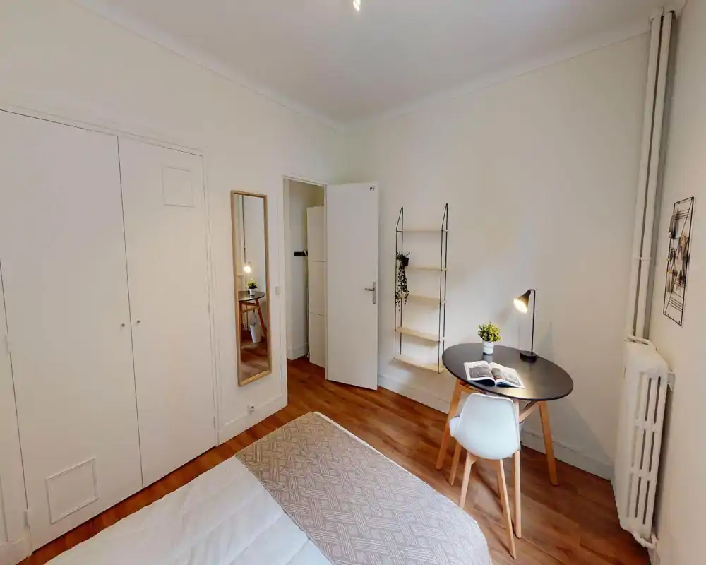 L'image est trop corrompue et déformée pour identifier de manière fiable le type de pièce ou décrire des éléments significatifs.