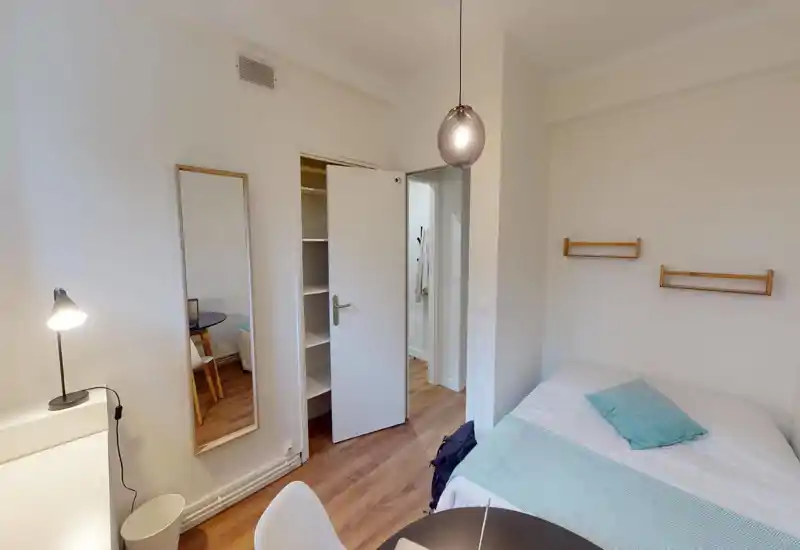 Impossible de fournir une description précise de la pièce : l'image est fortement corrompue par des artefacts numériques. Les éléments clés (meubles, installations, disposition) ne sont pas visibles de manière fiable.