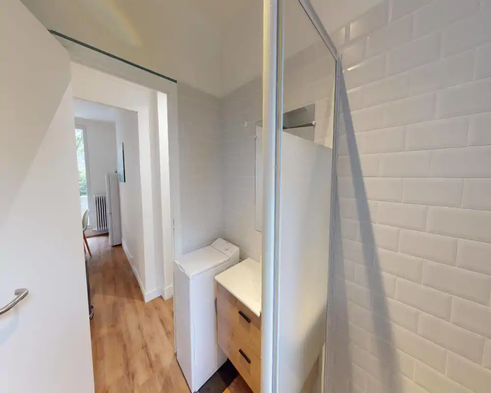 L'image est trop corrompue par une forte pixellisation et des artefacts visuels pour identifier de manière fiable le type de pièce.