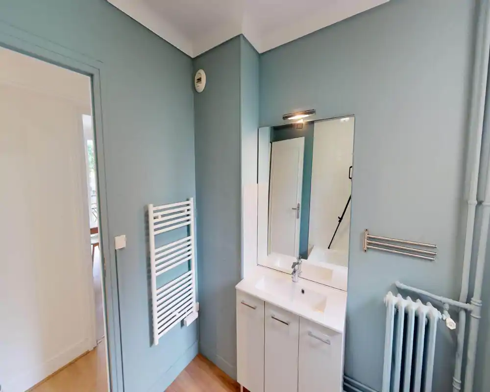 Image corrupted / heavily distorted; room contents are not reliably identifiable from this photo.