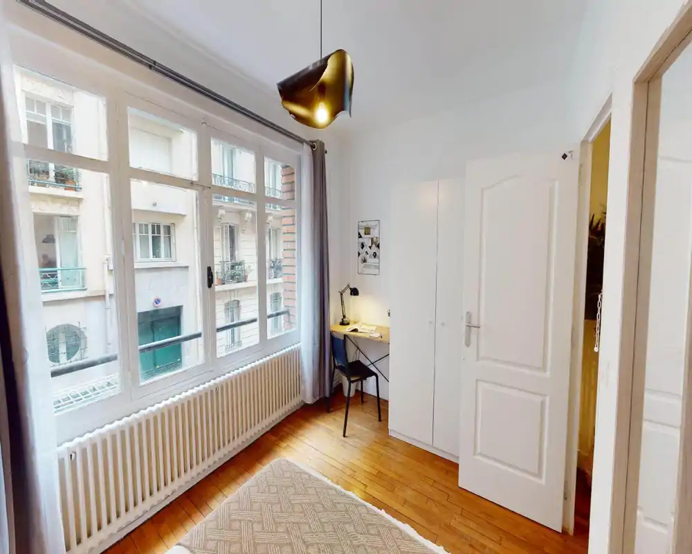 Image corrompue : d’importants artefacts numériques empêchent une classification fiable de la pièce. On distingue quelques éléments linéaires qui pourraient être un radiateur et une fenêtre, mais la photo est trop déformée pour décrire la pièce précisément.