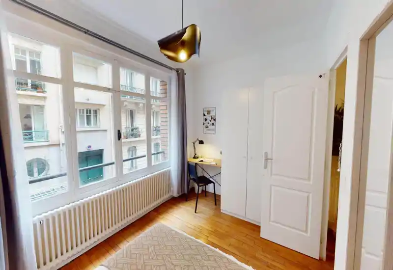 Image corrompue : d’importants artefacts numériques empêchent une classification fiable de la pièce. On distingue quelques éléments linéaires qui pourraient être un radiateur et une fenêtre, mais la photo est trop déformée pour décrire la pièce précisément.