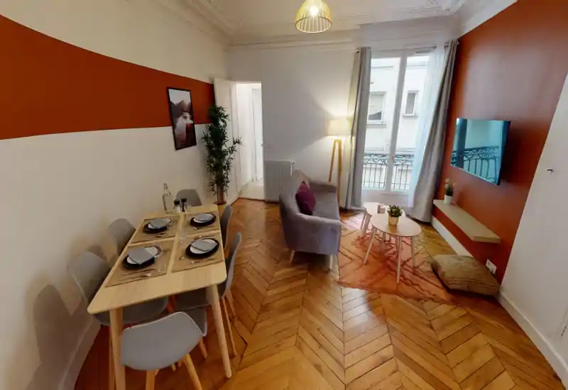 Espace salon-salle à manger lumineux et aménagé avec un canapé confortable, tables basses et table à manger dressée ; des accents chauds et un parquet apportent une ambiance conviviale.