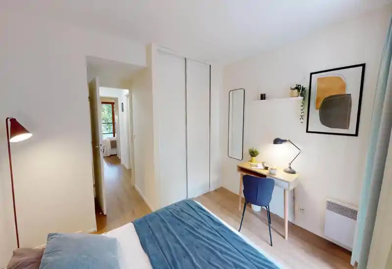 Image corrompue et fortement pixellisée ; la disposition de la pièce et le mobilier sont indistincts, il est donc impossible de fournir une classification fiable.