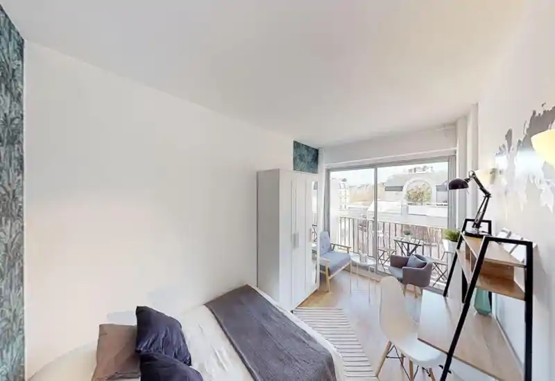 L'image est trop corrompue par des artefacts numériques pour déterminer le type de pièce ou décrire des éléments exploitables.