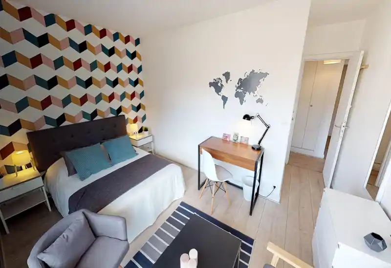 Impossible de fournir une description fiable de la pièce : l'image est fortement corrompue par des artefacts numériques qui masquent le mobilier et la disposition.