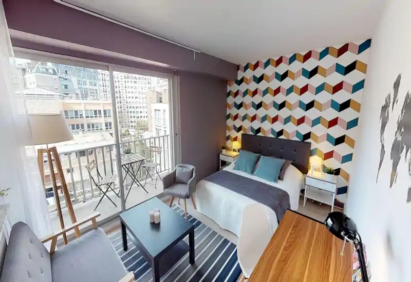 Impossible à classer : l'image est fortement corrompue par des artefacts numériques et un mosaïquage qui masquent les meubles et les éléments de la pièce.