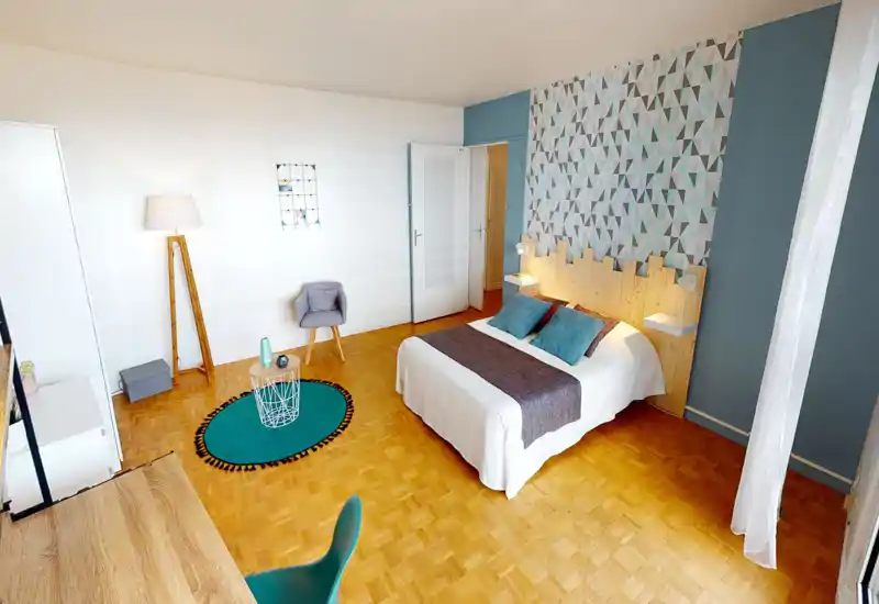 Camera da letto luminosa e di design con letto matrimoniale, testiera in legno e parete decorativa geometrica; pavimento in parquet caldo e cuscini coordinati rendono l'ambiente accogliente.