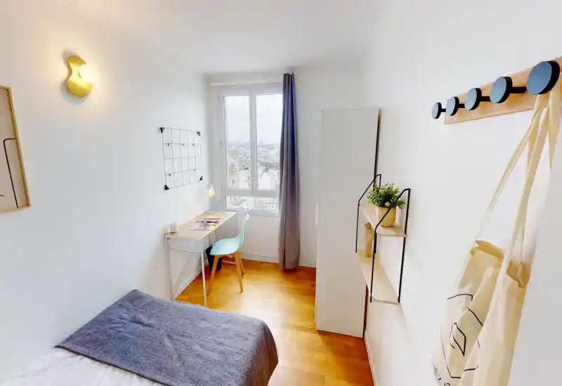 Chambre lumineuse et compacte avec lit simple, petit bureau près de la fenêtre et décoration moderne et soignée — idéale pour étudiant ou personne seule.