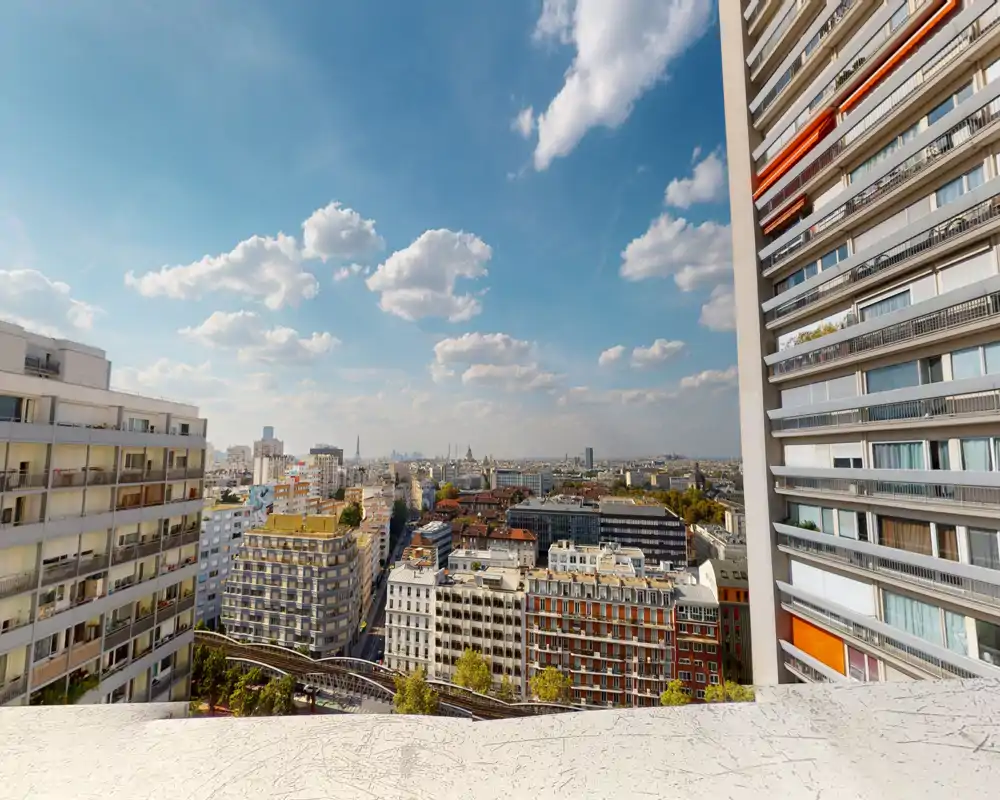 Vue ensoleillée depuis un balcon en hauteur sur la skyline de la ville avec des immeubles modernes et un large ciel bleu — idéale pour mettre en valeur la vue et l'espace extérieur.