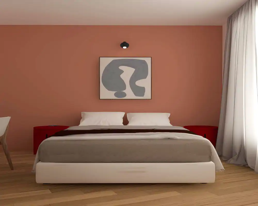 Chambre chaleureuse et lumineuse avec lit double centré, linge de lit doux et une œuvre abstraite minimaliste au-dessus de la tête de lit. Textiles neutres et lumière naturelle à droite pour une ambiance apaisante.