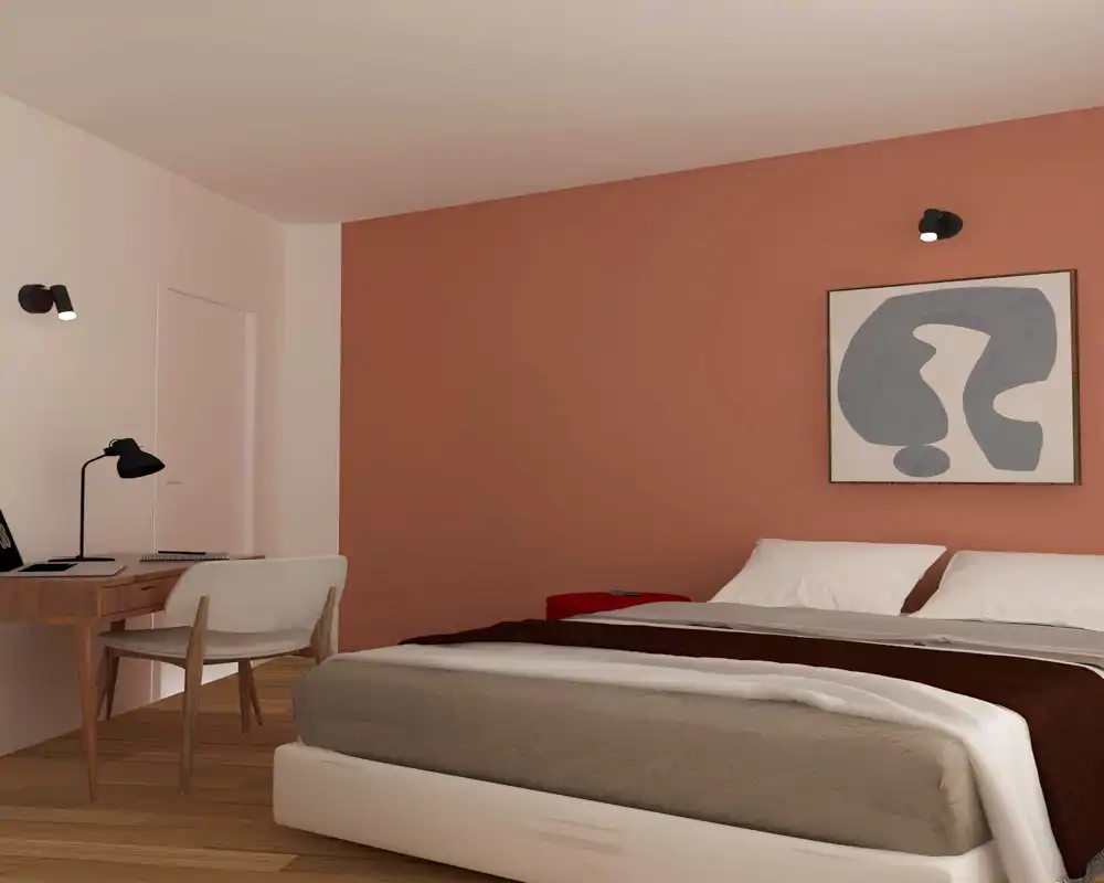 Chambre lumineuse et chaleureuse avec un grand lit au premier plan et un coin bureau. Mur d'accent terracotta, éclairages de chevet et œuvre abstraite pour une ambiance calme et stylée.