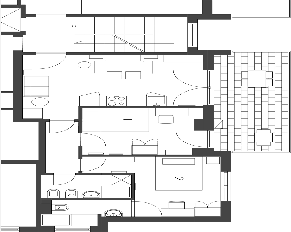 Pianta architettonica in scala che mostra la disposizione delle stanze, i simboli di arredo, le porte e un balcone esterno — una vista planimetrica 2D adatta alla descrizione della planimetria.