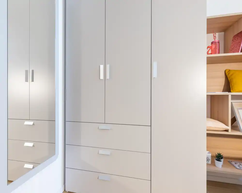 Dettaglio luminoso e moderno di un armadio e scaffalature in camera da letto con linee pulite e elementi decorativi, ideale per mostrare le soluzioni di contenimento.